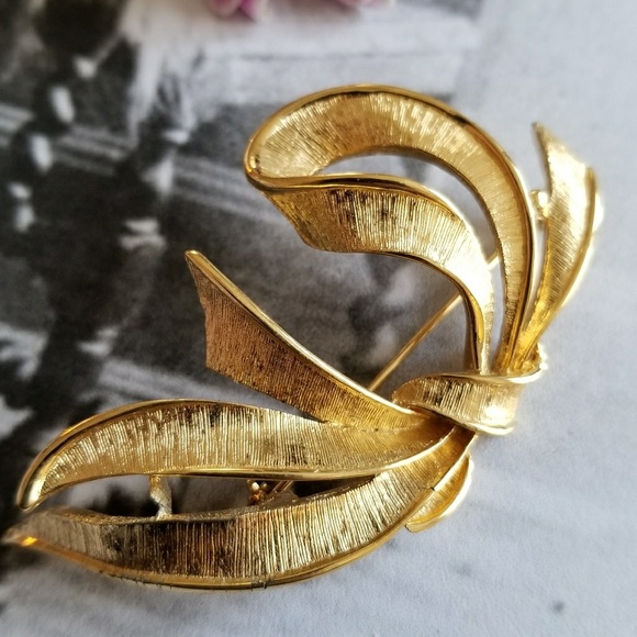 Relisted- -napier bow brooch gold tone metal pin jewelry - Picture 4 of 8